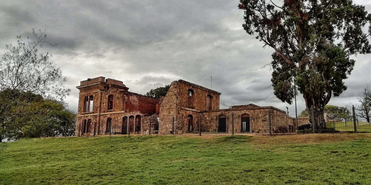 Castillo de San Carlos (Concordia, Argentina).
Data del Siglo XIX, En 1938 un incendio lo destruye y cae en el abandono.
Actualmente fue puesto en valor y cuenta con un Centro de Interpretación.