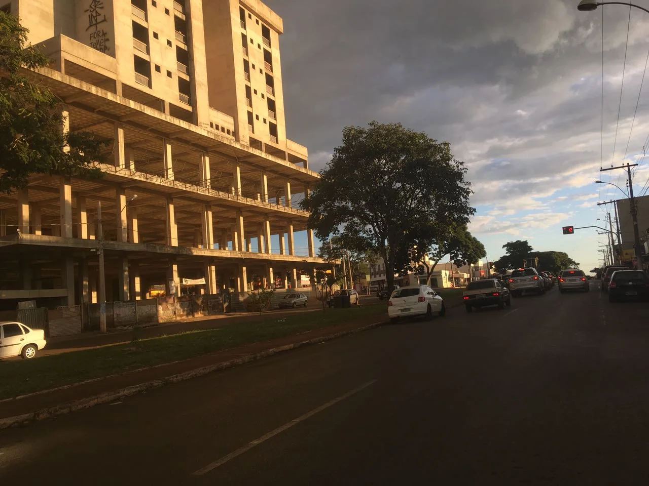 Sunset on Governador Israel Pinheiro Av. in April