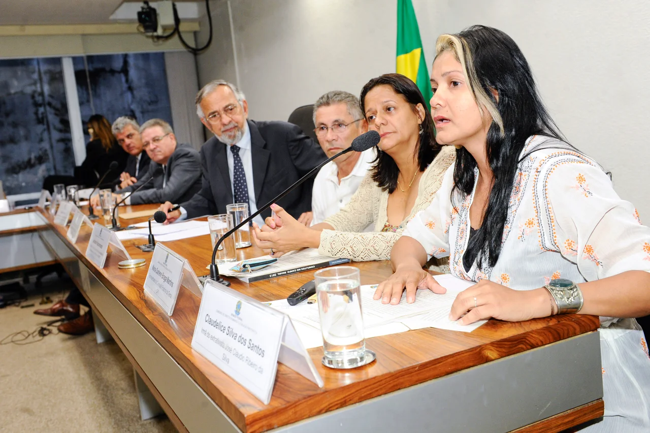 Sala de comissões do Senado Federal durante audiência pública da Comissão de Direitos Humanos e Legislação Participativa (CDH).
Audiência pública sobre a escalada de violência contra ativistas de movimentos sociais de caráter socioambiental.
Mesa (E/D):
delegado da Polícia Federal da divisão de combate aos crimes ao meio ambiente do Ministério da Justiça, Adalton de Almeida Martins;
diretor de Proteção Ambiental do Ibama, Luciano de Meneses Evaristo;
coordenador de Campanha do Greenpeace, Marcio Astrini;
vice-presidente da CDH, senador João Capiberibe (PSB-AP);
presidente da Associação dos Produtores Agroextrativistas da Assembleia de Deus do Rio Ituxi (Apadriti), Antônio Vasconcelos;
representante da Comissão Pastoral da Terra (CPT), Maria Darlene Braga Martins;
irmã do extrativista José Cláudio Ribeiro da Silva, Claudelice Silva dos Santos
Foto: Waldemir Barreto/Agência Senado