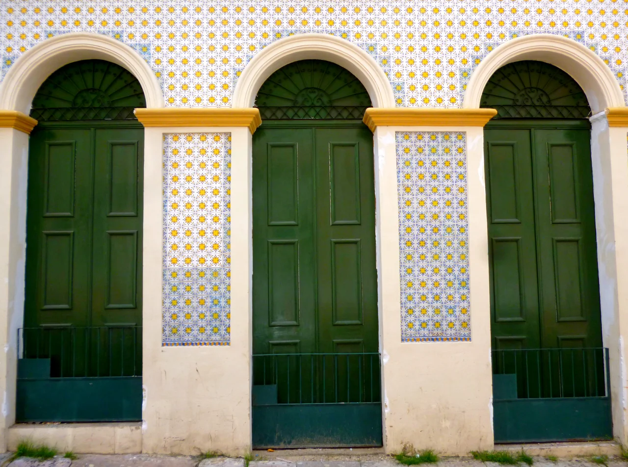 Casas estilo portuguesas, e azulejos coloridos, são cenários de um dos bairros mais históricos e importantes de Belém: A "Cidade Velha."