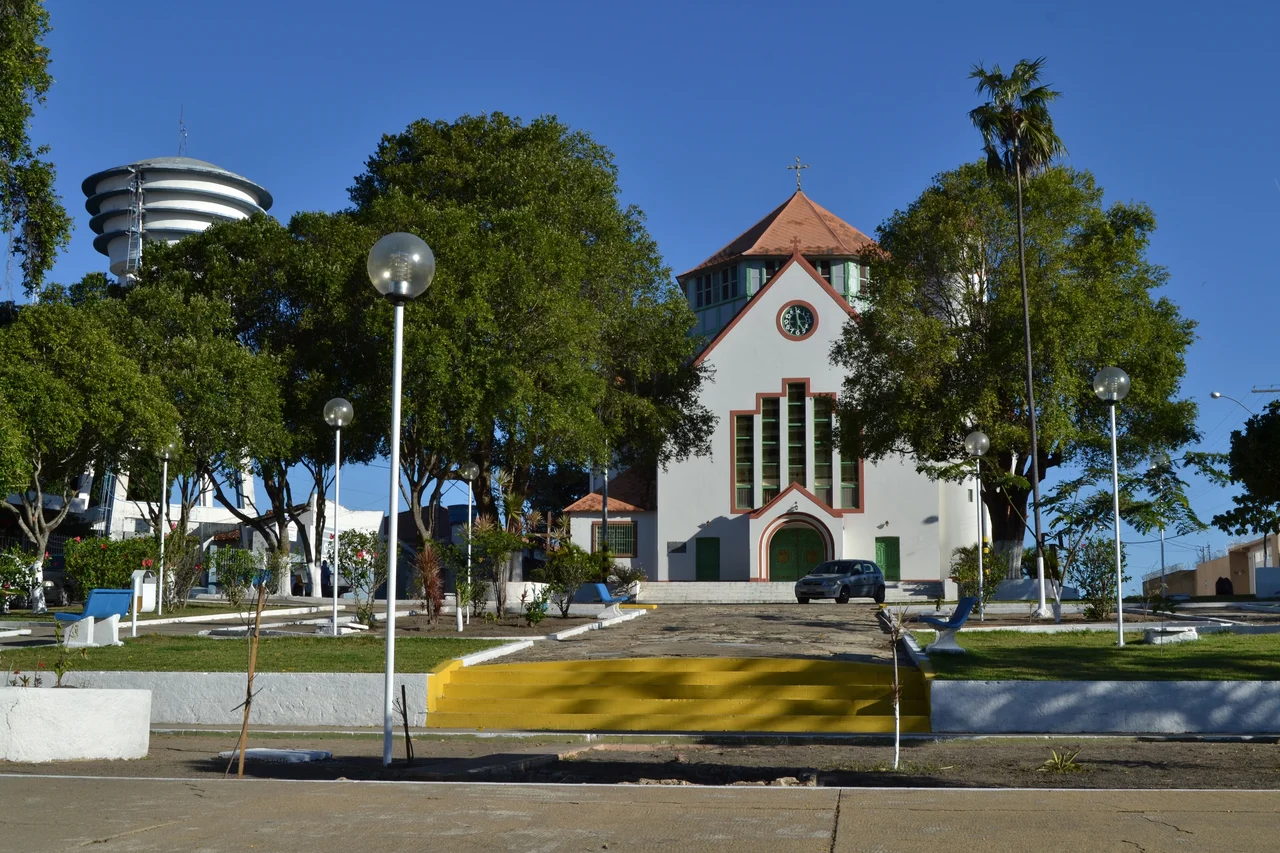 Vista da Praça Virgem da Lapa e  da Paróquia São Miguel e Almas na cidade de Jequitinhonha-MG