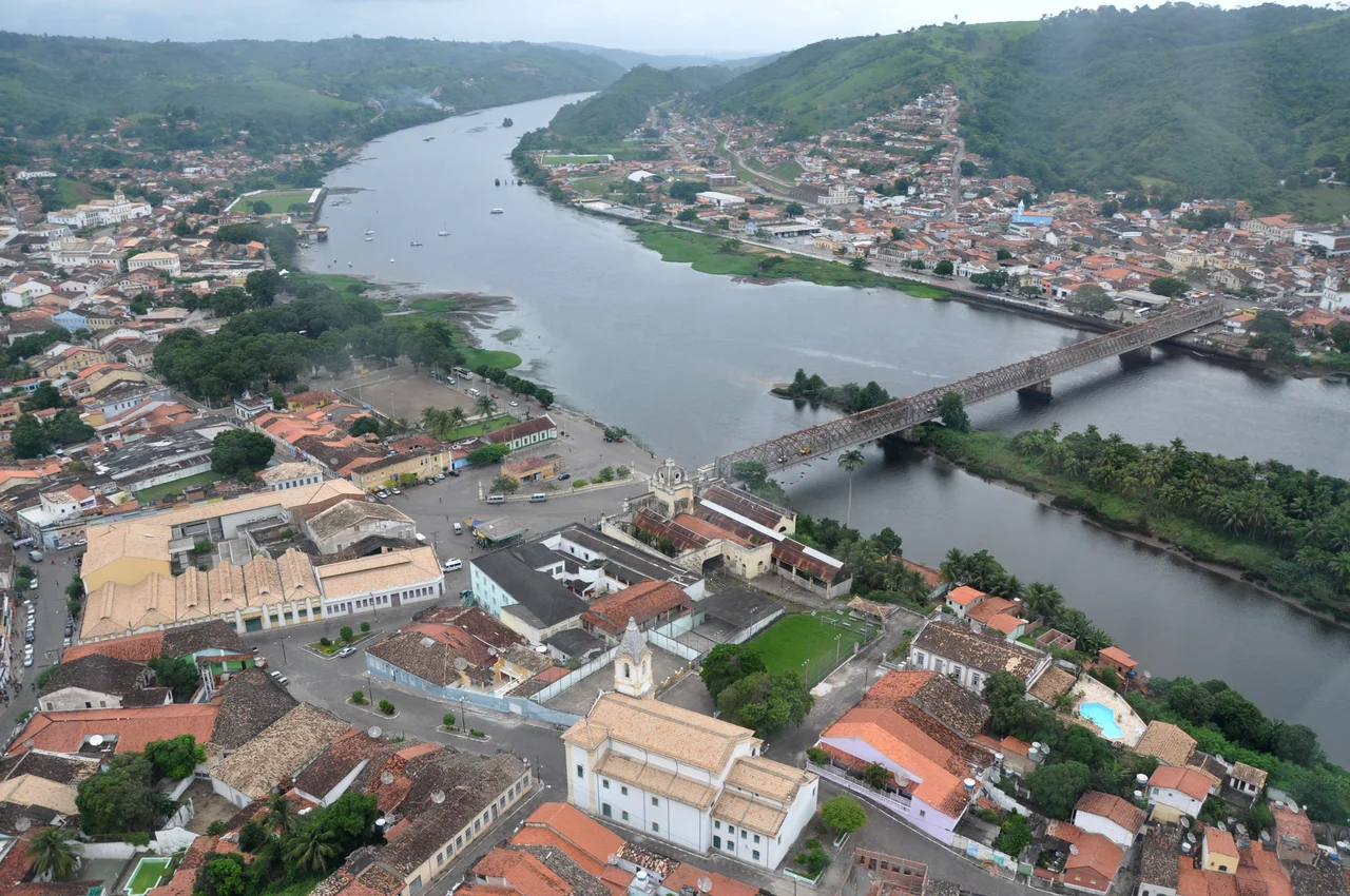 Cachoeira (esquerda), São Félix (direita) e o Rio Paraguaçu separando as duas cidades