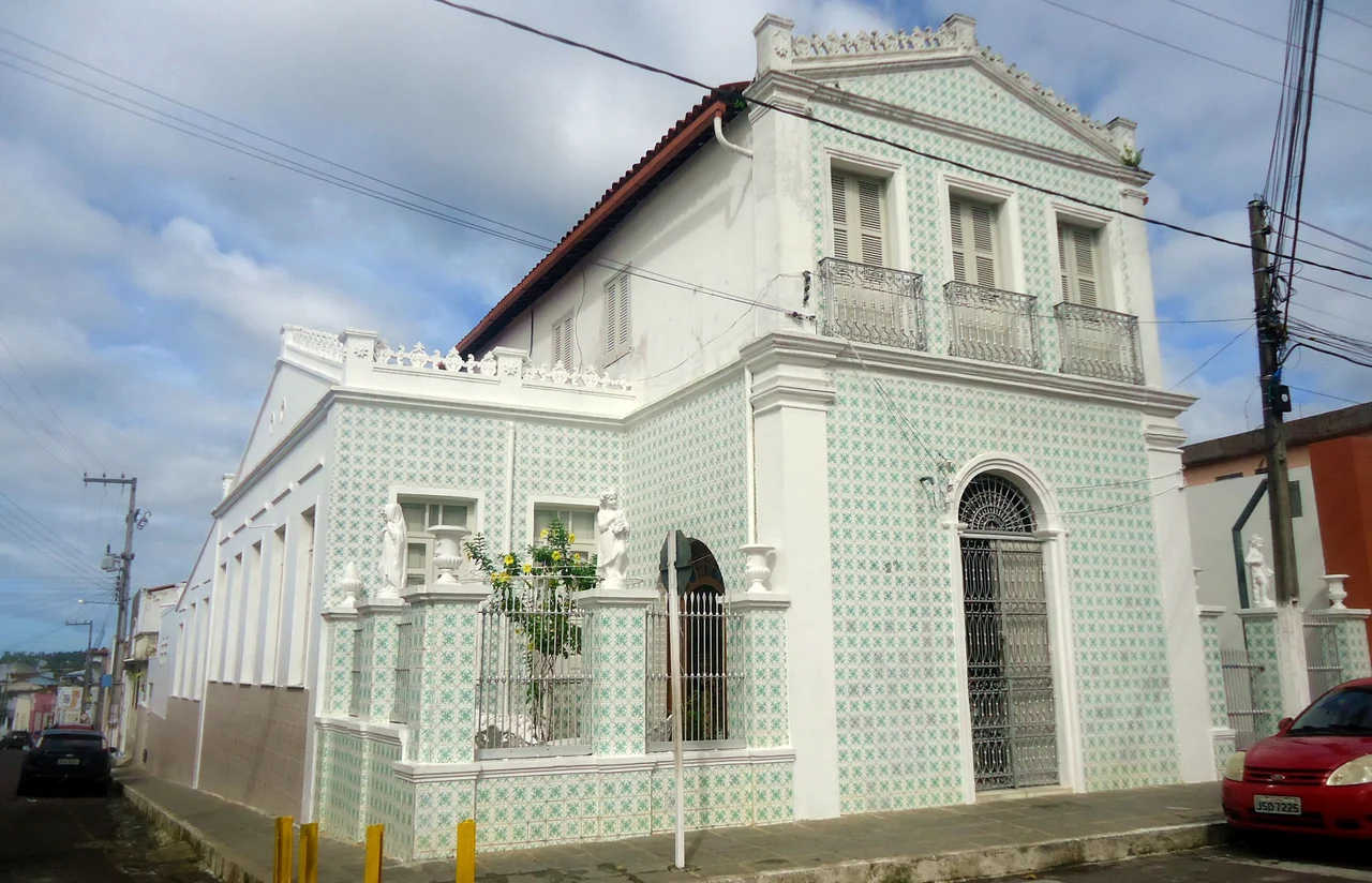 Conjunto de Casas e Sobrados com Fachadas Revestidas por Azulejos Portugueses. Tombamento estadual em 1997.