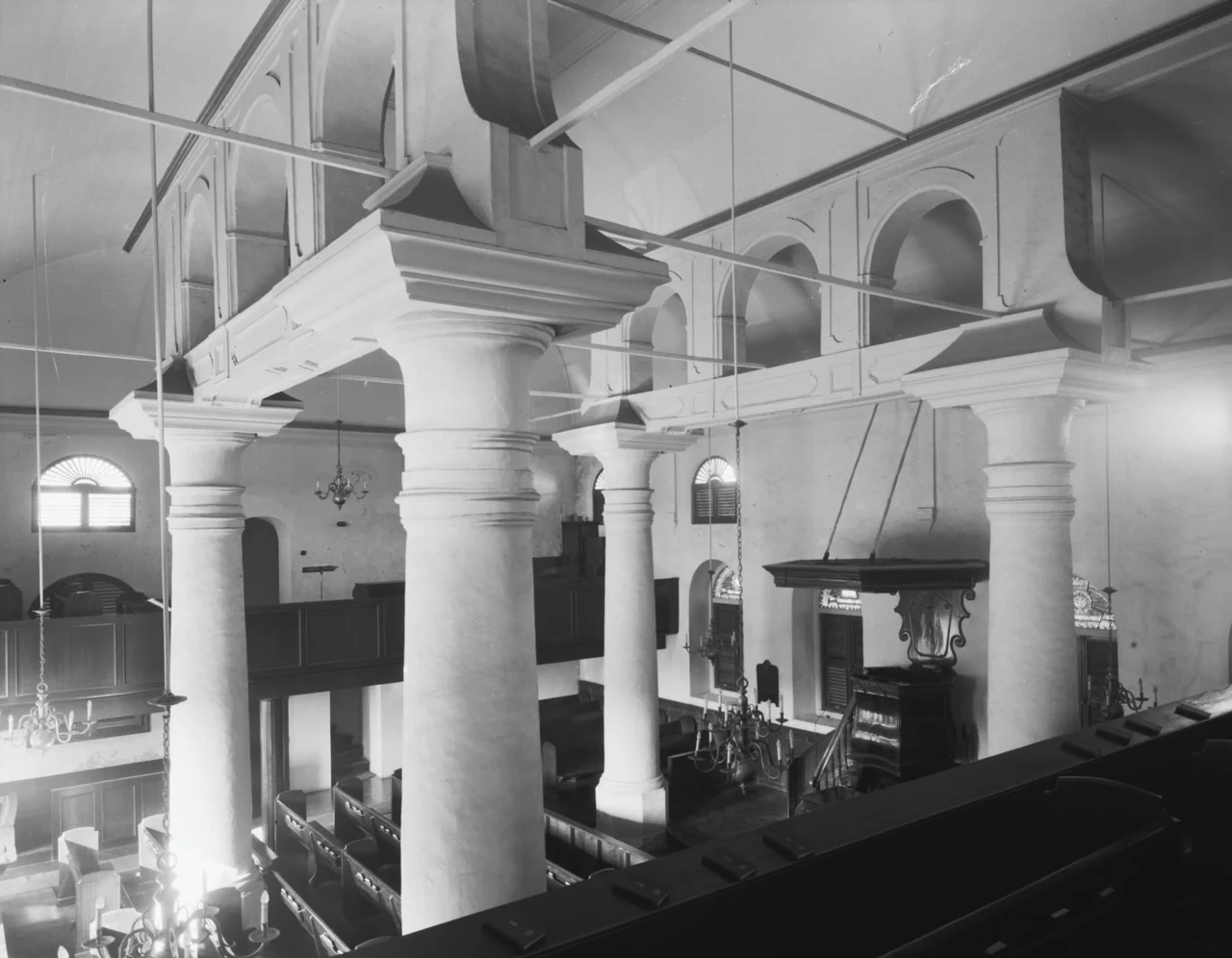 Fort Amsterdam, Fortkerk, interieur gezien vanuit westelijke galerijOnderwerp: forten, fortenkerken, Interieurs