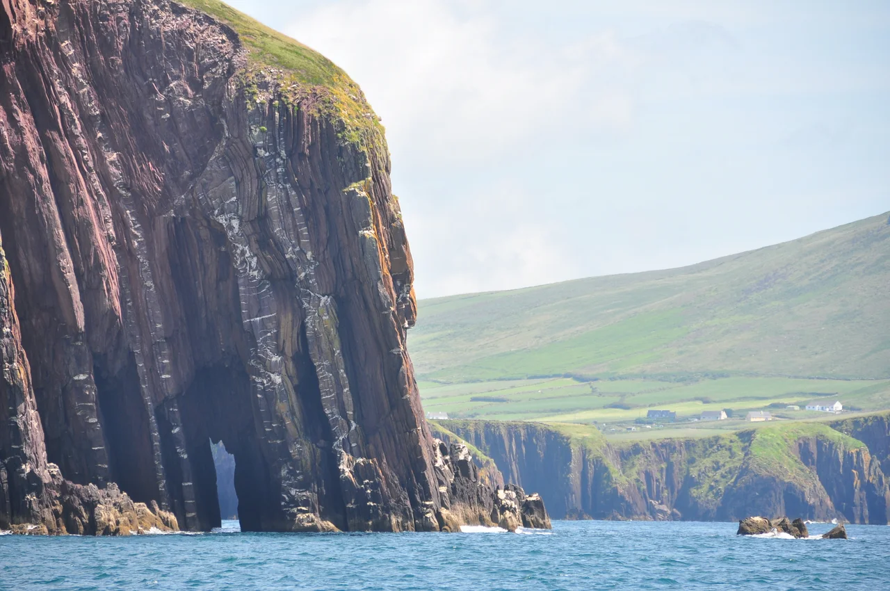 Bull's Head et Dingle Bay depuis Conor Pass - péninsule de Dingle, dans le comté de Kerry en Irlande.