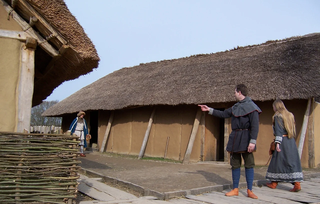 Author: Caravaca.
Date: April 2006.
Description: Reconstructed Viking houses at Hedeby (Haithabu) in Northern Germany.