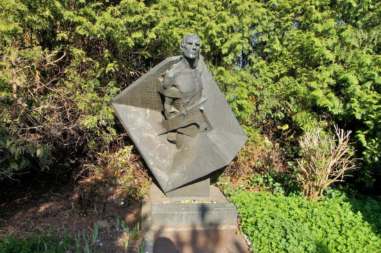 Denkmal für die ermordeten Sowjetbürger bei der Schule Bullenhuser Damm in Hamburg-Rothenburgsort, 1985 geschaffen von Anatolij Mossijtschuk und gestiftet vom sowjetischen Kulturministerium.