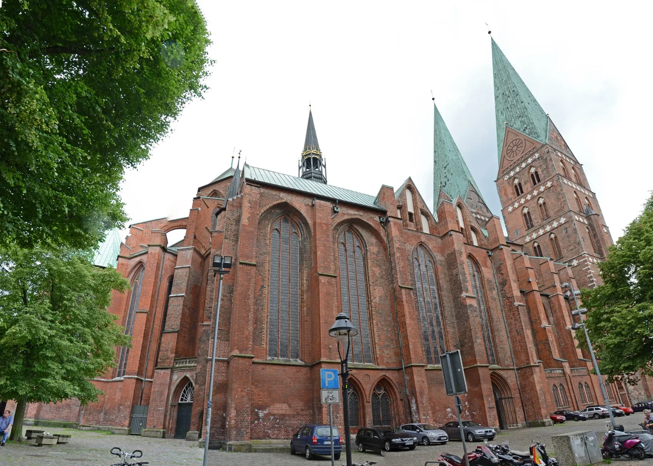 This picture shows a cultural heritage monument according to the Cultural Heritage Protection Law of Schleswig-Holstein with the ID 827