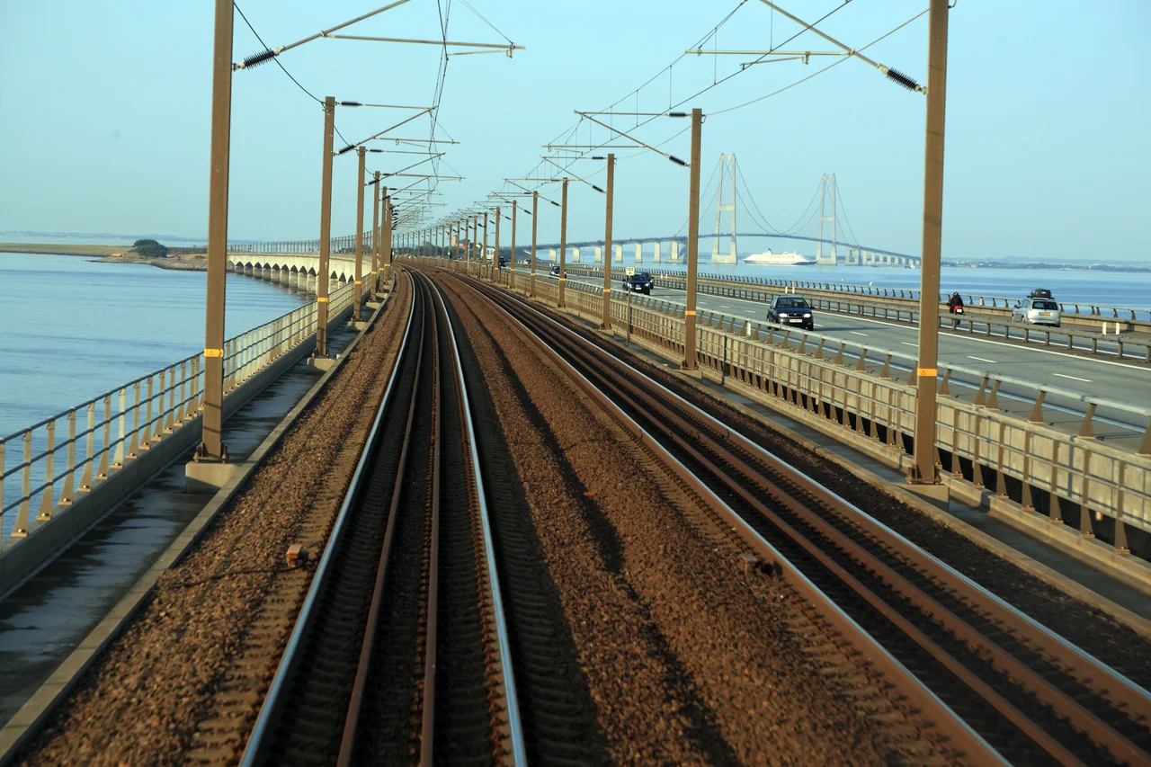 Fahrbahn des Westbrückenzuges, dahinter Sprogø und die Ostbrücke