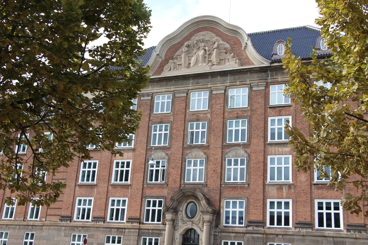 (Indre By) Polititorvet

Danish web section police building from 1913.