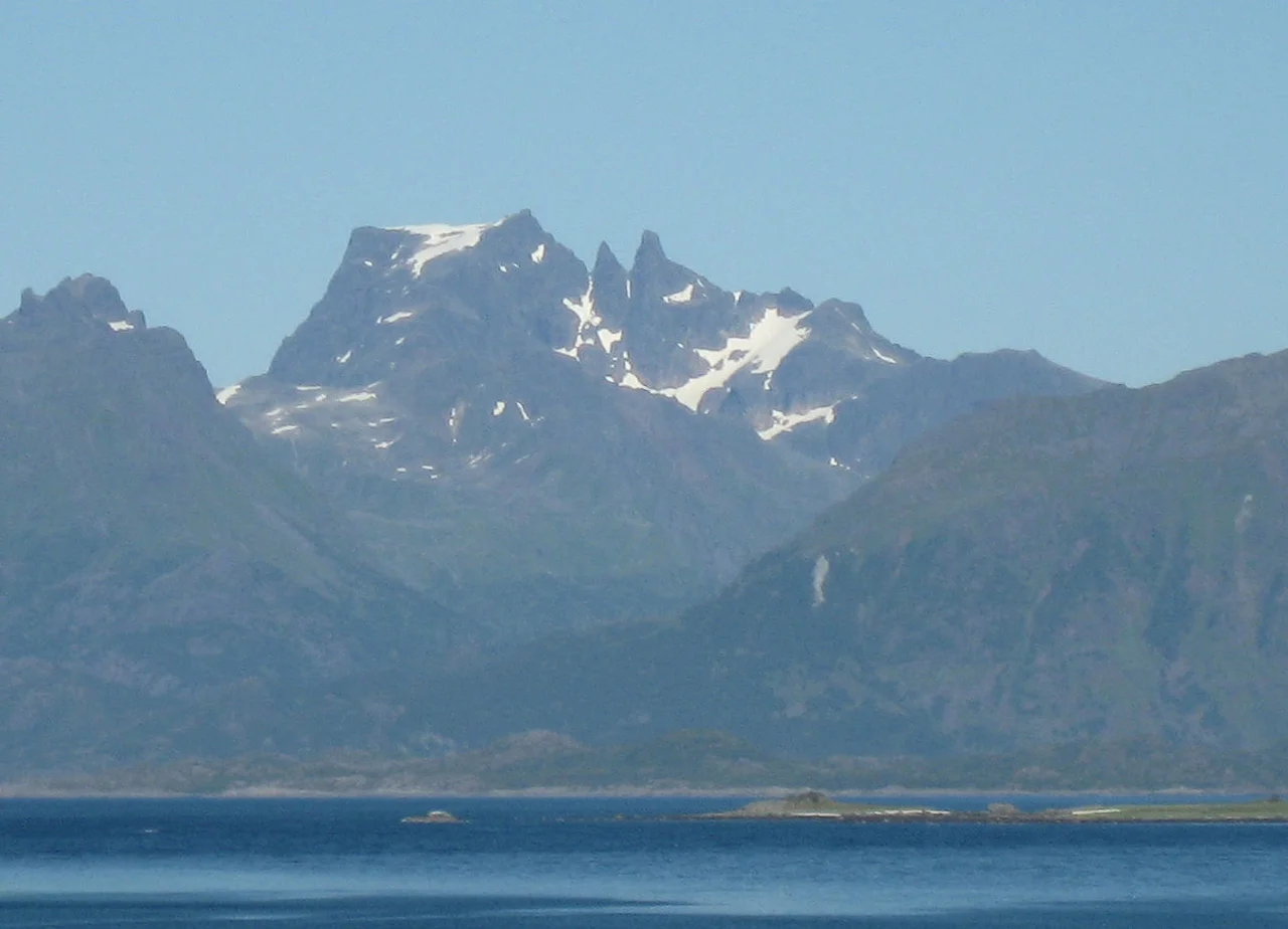Bilde av fjellet Møysalen i Vesterålen. Tatt fra østre utløp av Sløverfjordtunellen.